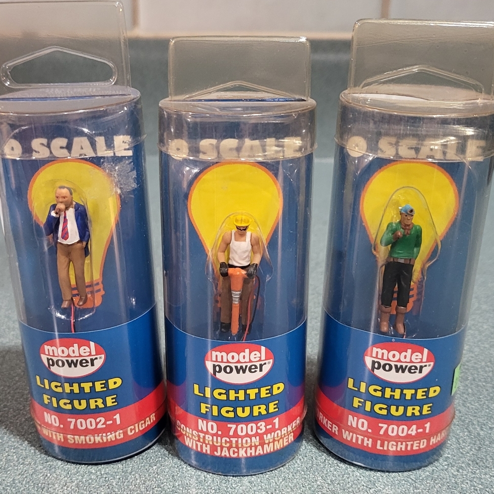 Model Power O Scale Lighted Figure Group